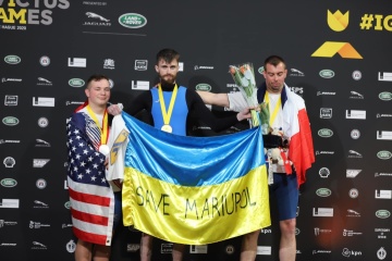 Ukrainian Vet Unfurls Save Mariupol Flag At Invictus Games Podium