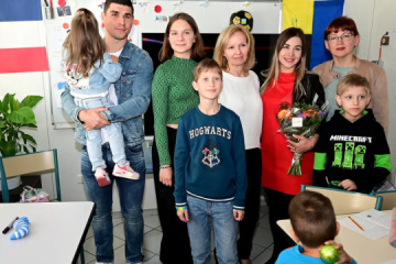 Footballer Malinovskyi Meets With Ukrainian Refugees In France