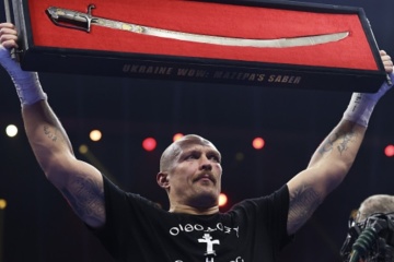 After Defeating Fury Usyk Raised Ivan Mazepa S Saber Above His Head