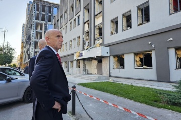 Uk Defense Secretary Visits Site Of Russian Strike On British Council In Kyiv