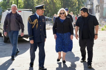 New Zealand S Defense Minister Visits Site Of Russian Strike In Kyiv