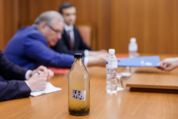 Moldova S Mfa Presents Russian Ambassador With Bottle Of Contaminated Water From Dniester River